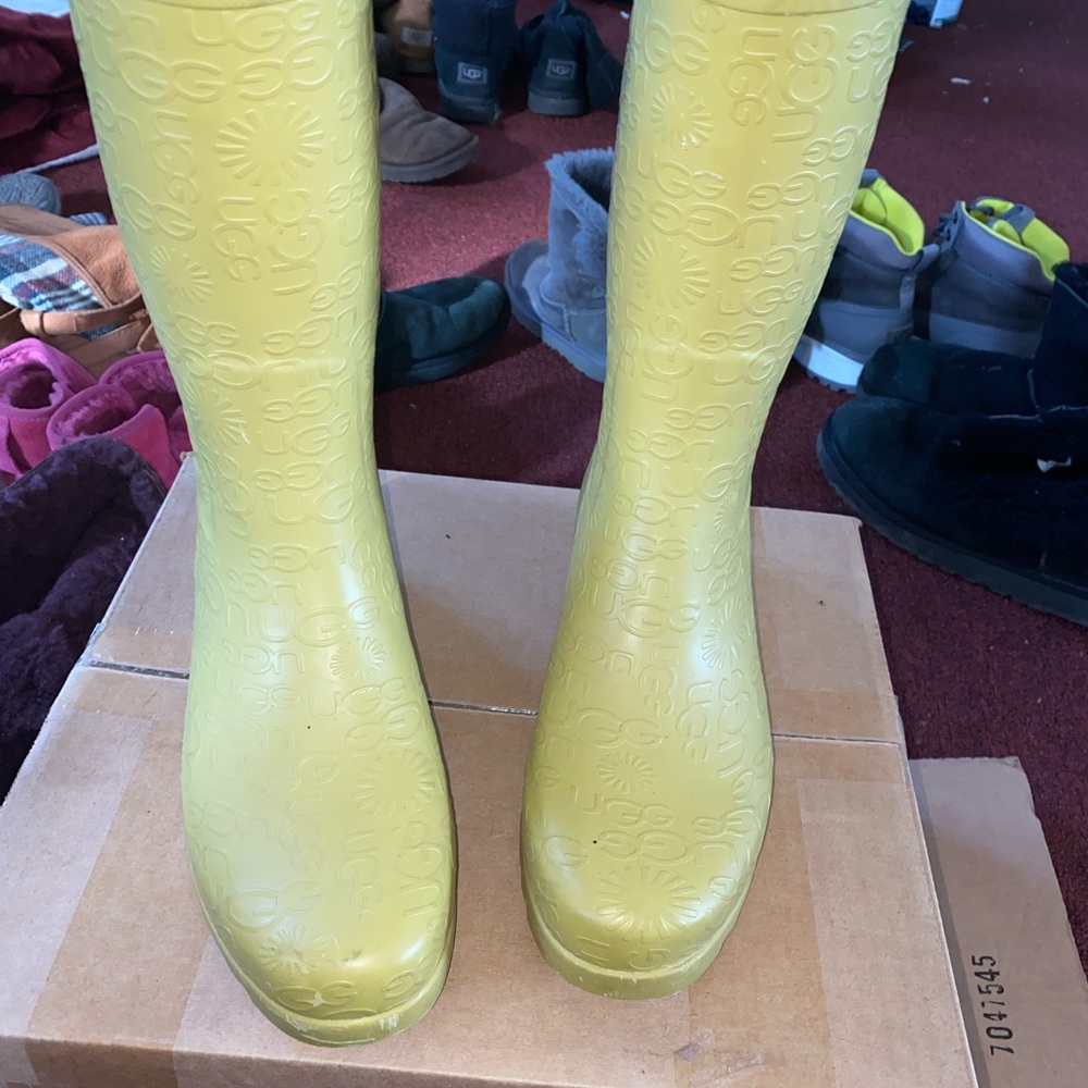 Size 9 Ugg Rain Boots Not Sure Of Color - image 2